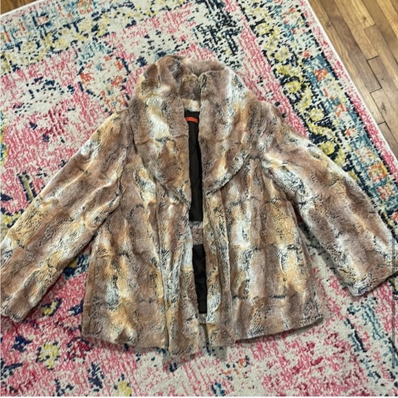 Alice + Olivia Annistyn Round Collar Faux Fur
Coat in Brown - Picture 7 of 10